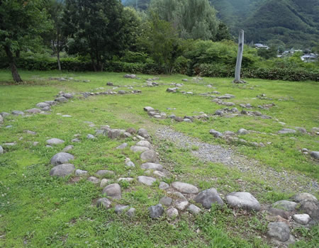遺跡には、石が模様を描くように敷かれていた